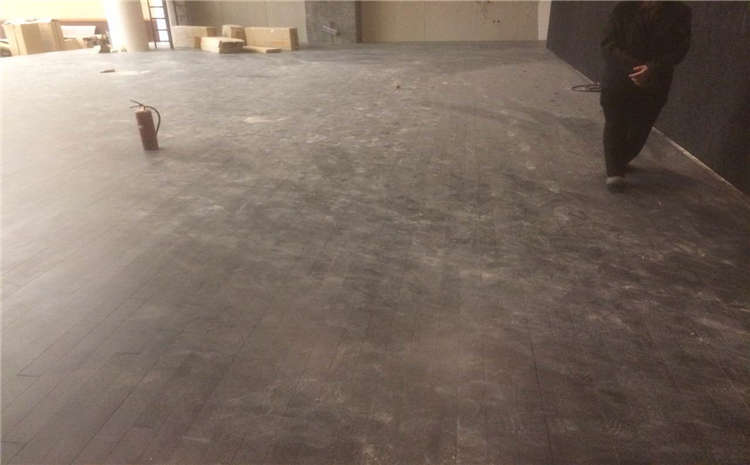 橡膠木運動籃球地板造價是的多少？