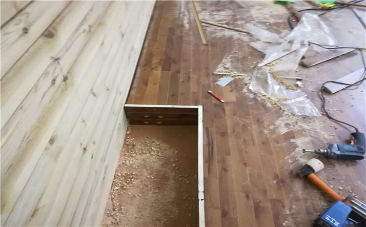 單層龍骨結(jié)構(gòu)籃球館木地板多少錢一平？